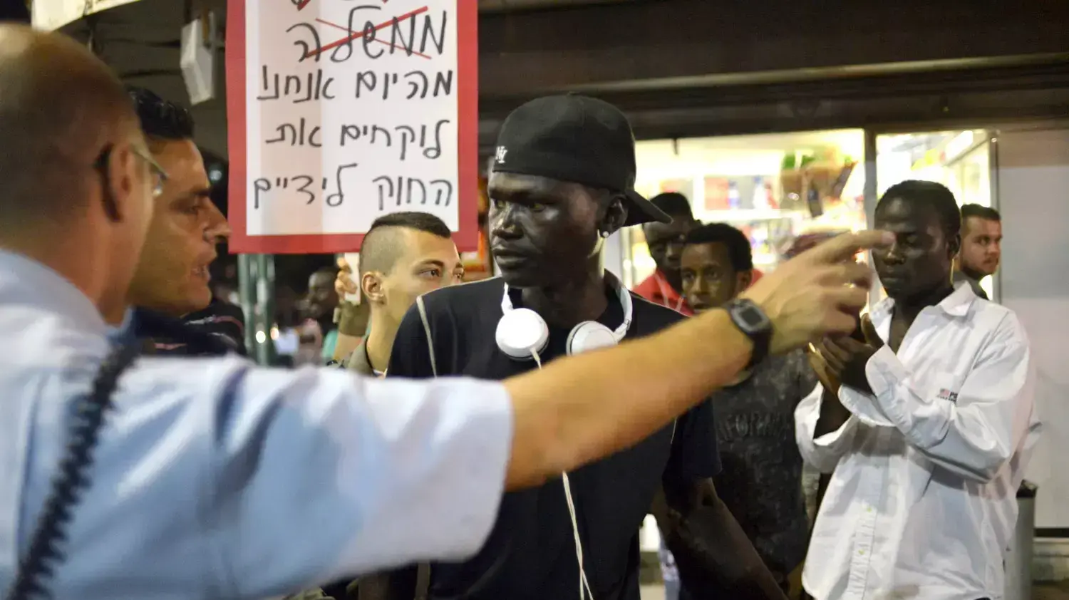 הפגנה של תושבי דרום תל אביב נגד החלטת בג"ץ שישוחררו מסתננים, אוגוסט 2015 הפגנה של תושבי דרום תל אביב נגד החלטת בג"ץ שישוחררו מסתננים, אוגוסט 2015