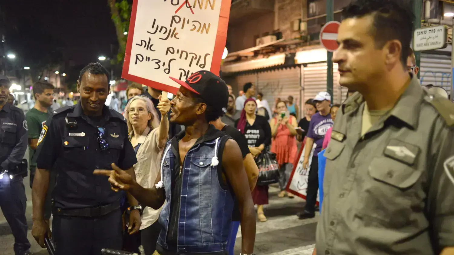הפגנה של תושבי דרום תל אביב נגד החלטת בג"ץ שישוחררו מסתננים, אוגוסט 2015 הפגנה של תושבי דרום תל אביב נגד החלטת בג"ץ שישוחררו מסתננים, אוגוסט 2015