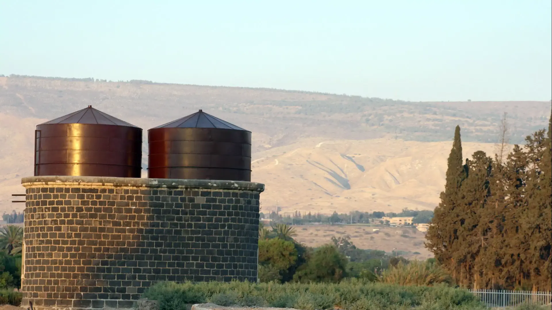מיכלי המים המשוחזרים בתחנת הרכבת בצמח, אוגוסט 2015