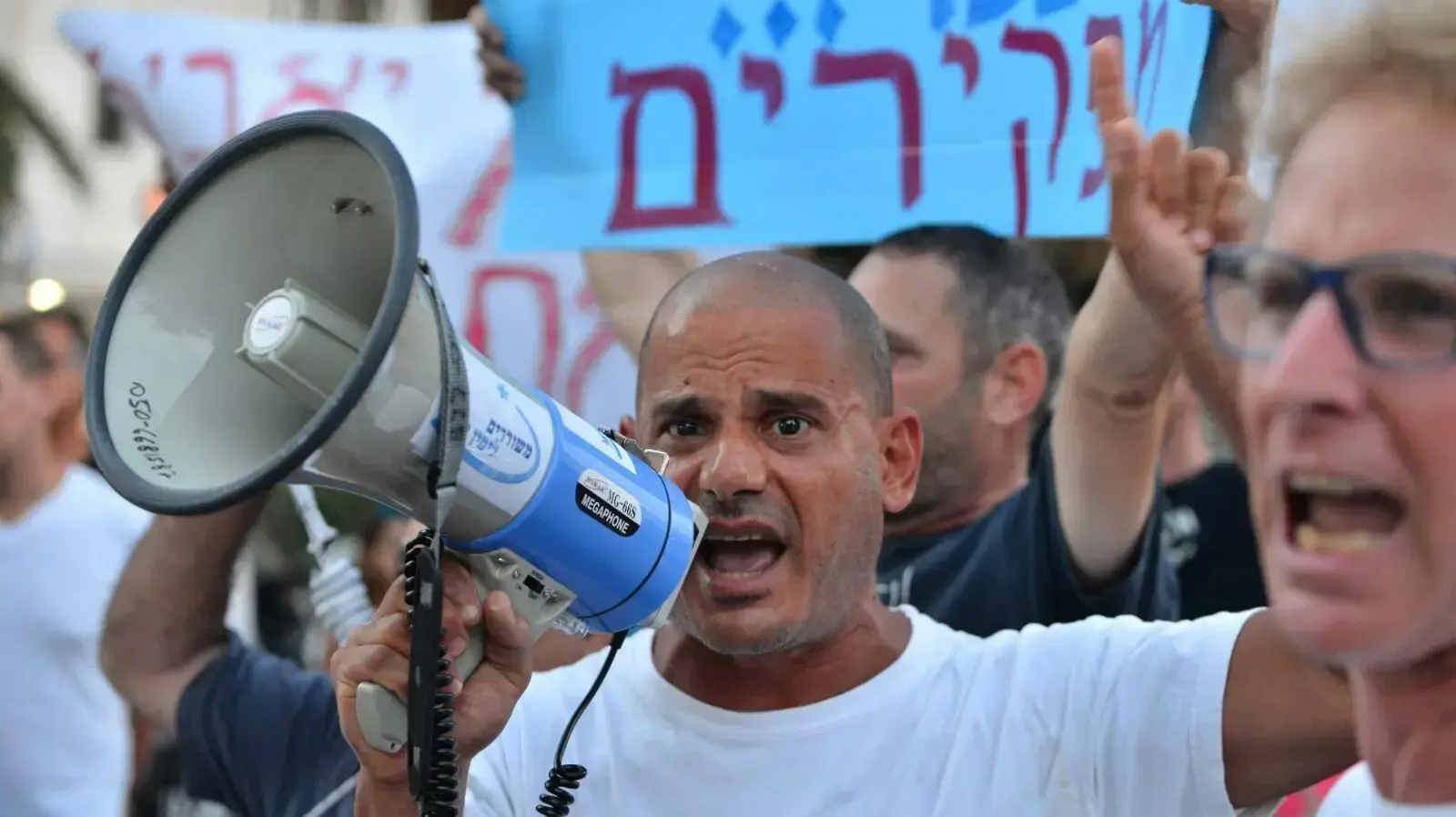 יהודה ברינקר, בעל עסק ברחוב קרליבך בתל אביב, הפגנת בעלי העסקים שנפגעים מבניית הרכבת הקלה, תל אביב, 12 באוגוסט 2015 יהודה ברינקר, בעל עסק ברחוב קרליבך בתל אביב, הפגנת בעלי העסקים שנפגעים מבניית הרכבת הקלה, תל אביב, 12 באוגוסט 2015