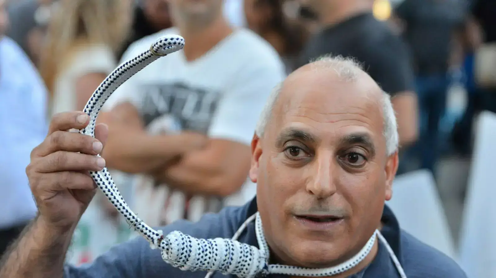 איציק, בעל עסק ברחוב יהודה הלוי בתל אביב, הפגנת בעלי העסקים שנפגעים מבניית הרכבת הקלה, תל אביב, 12 באוגוסט 2015 איציק, בעל עסק ברחוב יהודה הלוי בתל אביב, הפגנת בעלי העסקים שנפגעים מבניית הרכבת הקלה, תל אביב, 12 באוגוסט 2015