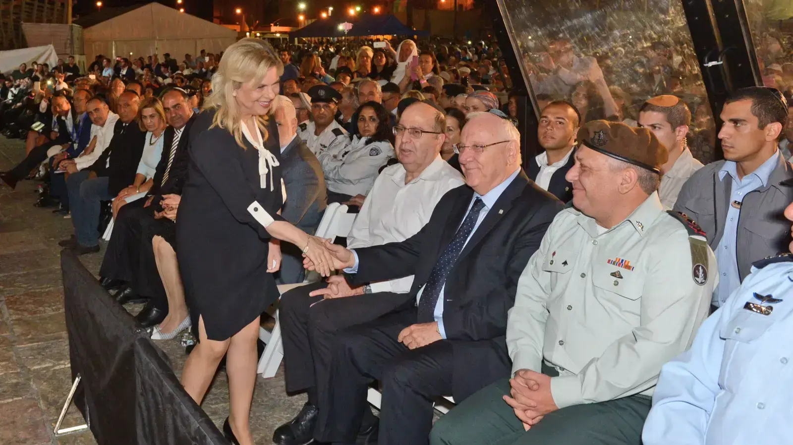 שרה נתניהו באירוע לזכר הנופלים בצוק איתן בכותל המערבי, אוגוסט 2015 שרה נתניהו באירוע לזכר הנופלים בצוק איתן בכותל המערבי, אוגוסט 2015