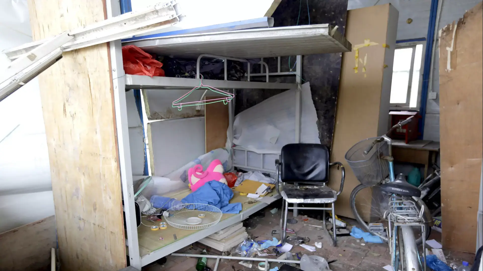 הריסות לאחר הפיצוצים בעיר טיינג'ין שבצפון סין 14 באוגוסט 2015 הריסות לאחר הפיצוצים בעיר טיינג'ין שבצפון סין 14 באוגוסט 2015