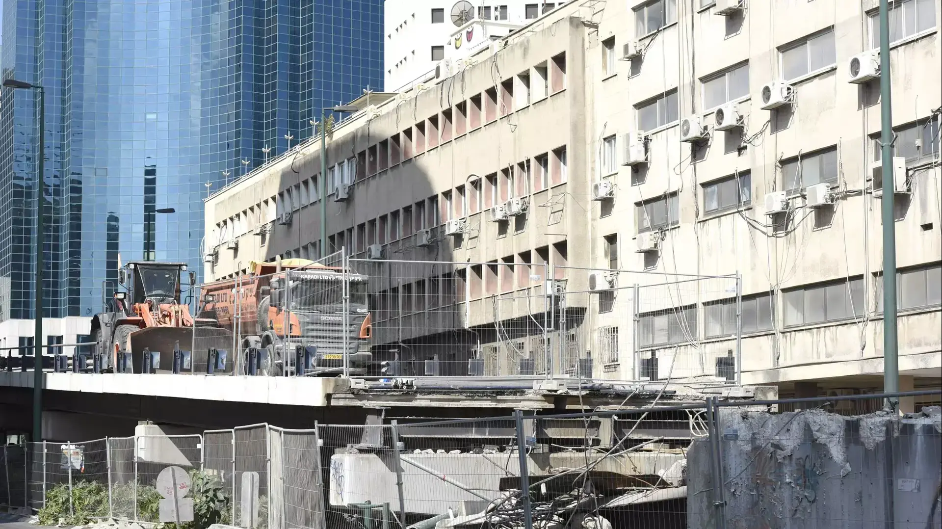 הכנות לקראת הריסת גשר מעריב בתל אביב 14 באוגוסט 2015 הכנות לקראת הריסת גשר מעריב בתל אביב 14 באוגוסט 2015