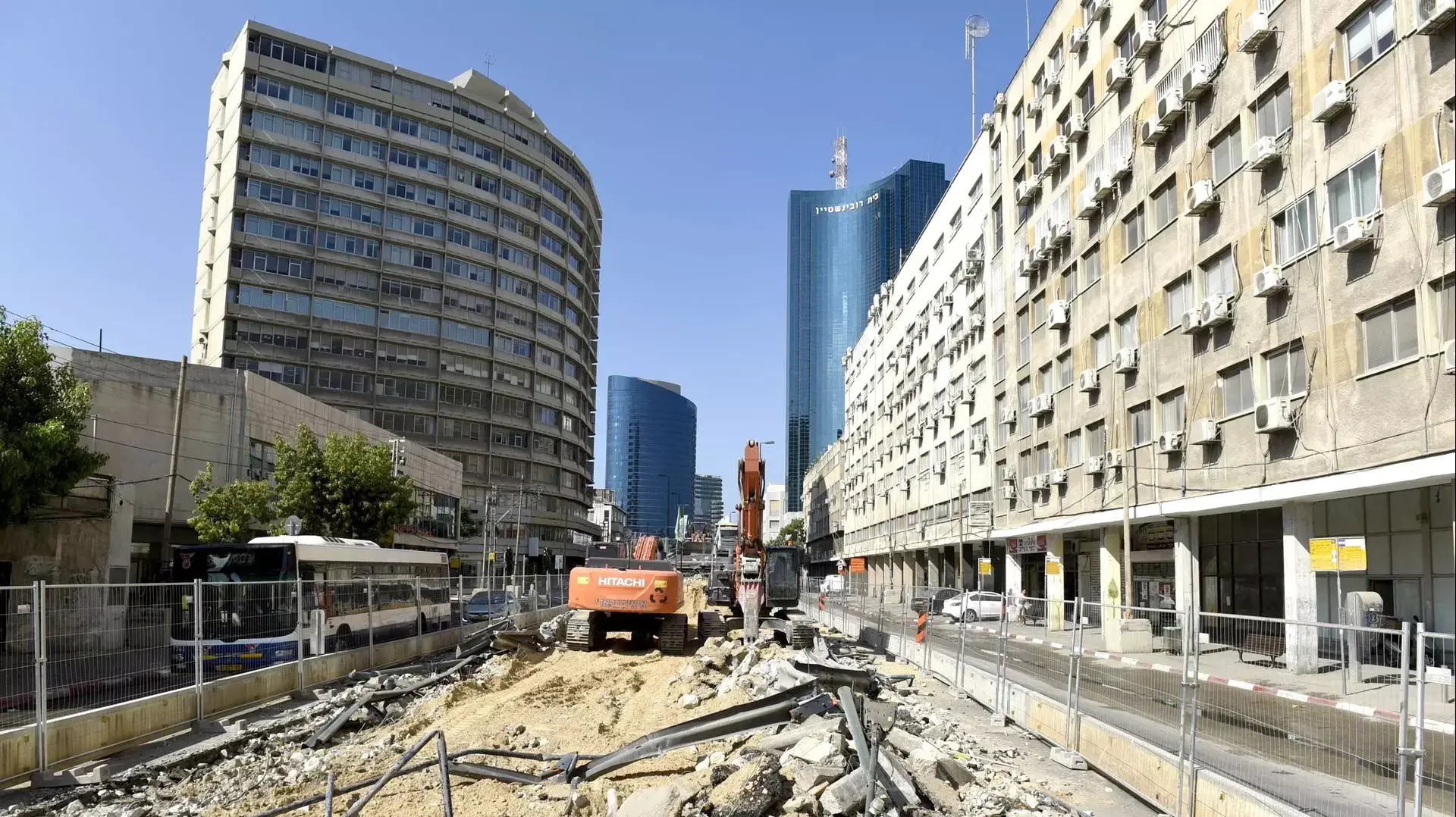 הכנות לקראת הריסת גשר מעריב בתל אביב 14 באוגוסט 2015 הכנות לקראת הריסת גשר מעריב בתל אביב 14 באוגוסט 2015