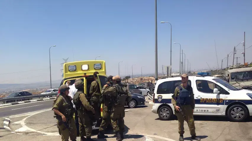 מחבל דקר חייל בידו בסמוך למחסום עופר ופצע אותו באורח קל, כוח צה"ל ירה בו בידו, אוגוסט 2015 מחבל דקר חייל בידו בסמוך למחסום עופר ופצע אותו באורח קל, כוח צה"ל ירה בו בידו, אוגוסט 2015