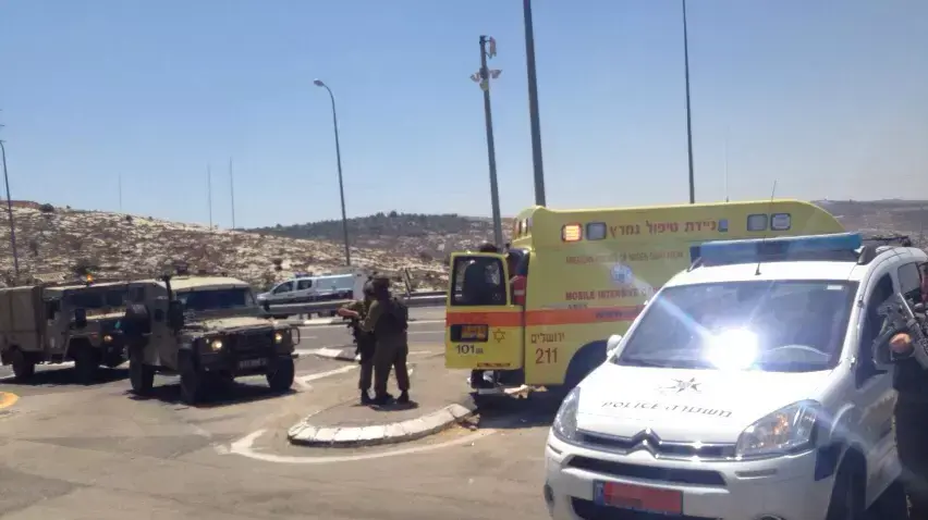 מחבל דקר חייל בידו בסמוך למחסום עופר ופצע אותו באורח קל, כוח צה"ל ירה בו בידו, אוגוסט 2015 מחבל דקר חייל בידו בסמוך למחסום עופר ופצע אותו באורח קל, כוח צה"ל ירה בו בידו, אוגוסט 2015