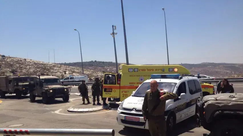 מחבל דקר חייל בידו בסמוך למחסום עופר ופצע אותו באורח קל, כוח צה"ל ירה בו בידו, אוגוסט 2015 מחבל דקר חייל בידו בסמוך למחסום עופר ופצע אותו באורח קל, כוח צה"ל ירה בו בידו, אוגוסט 2015