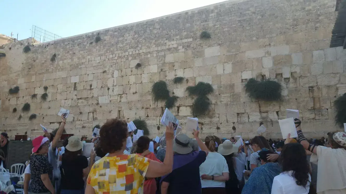 תפילת ראש חודש אלול של נשות ארגון "נשות הכותל" ברחבת הכותל המערבי, 16 באוגוסט 2015