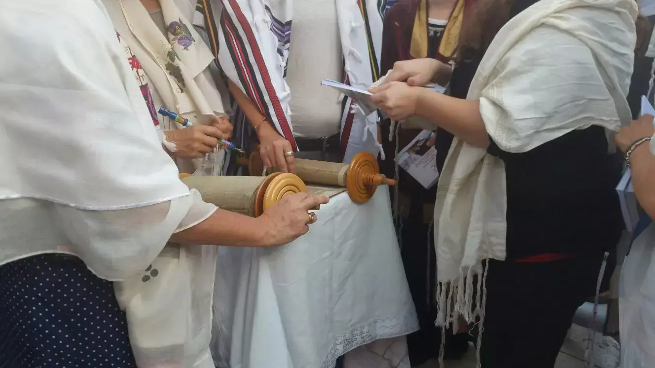תפילת ראש חודש אלול של נשות ארגון "נשות הכותל" ברחבת הכותל המערבי, 16 באוגוסט 2015 תפילת ראש חודש אלול של נשות ארגון "נשות הכותל" ברחבת הכותל המערבי, 16 באוגוסט 2015
