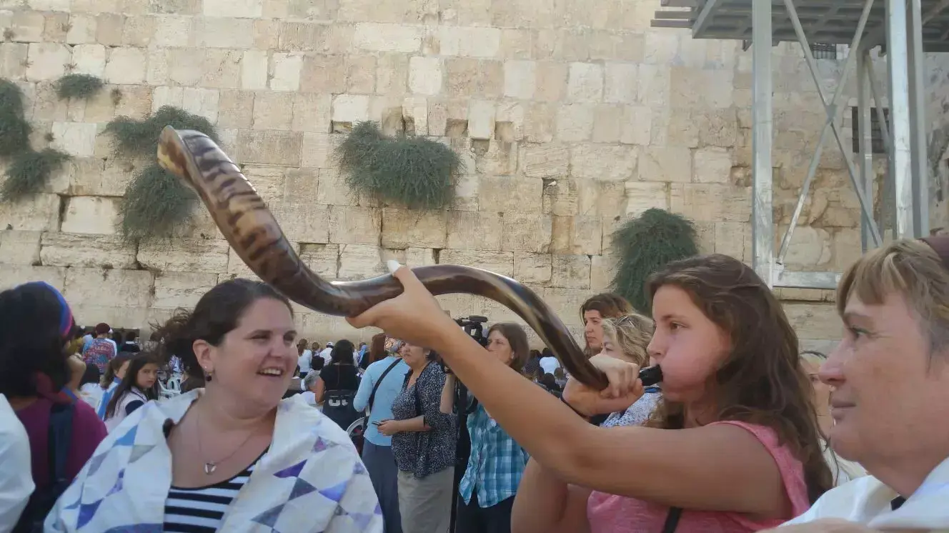 תפילת ראש חודש אלול של נשות ארגון "נשות הכותל" ברחבת הכותל המערבי, 16 באוגוסט 2015 תפילת ראש חודש אלול של נשות ארגון "נשות הכותל" ברחבת הכותל המערבי, 16 באוגוסט 2015