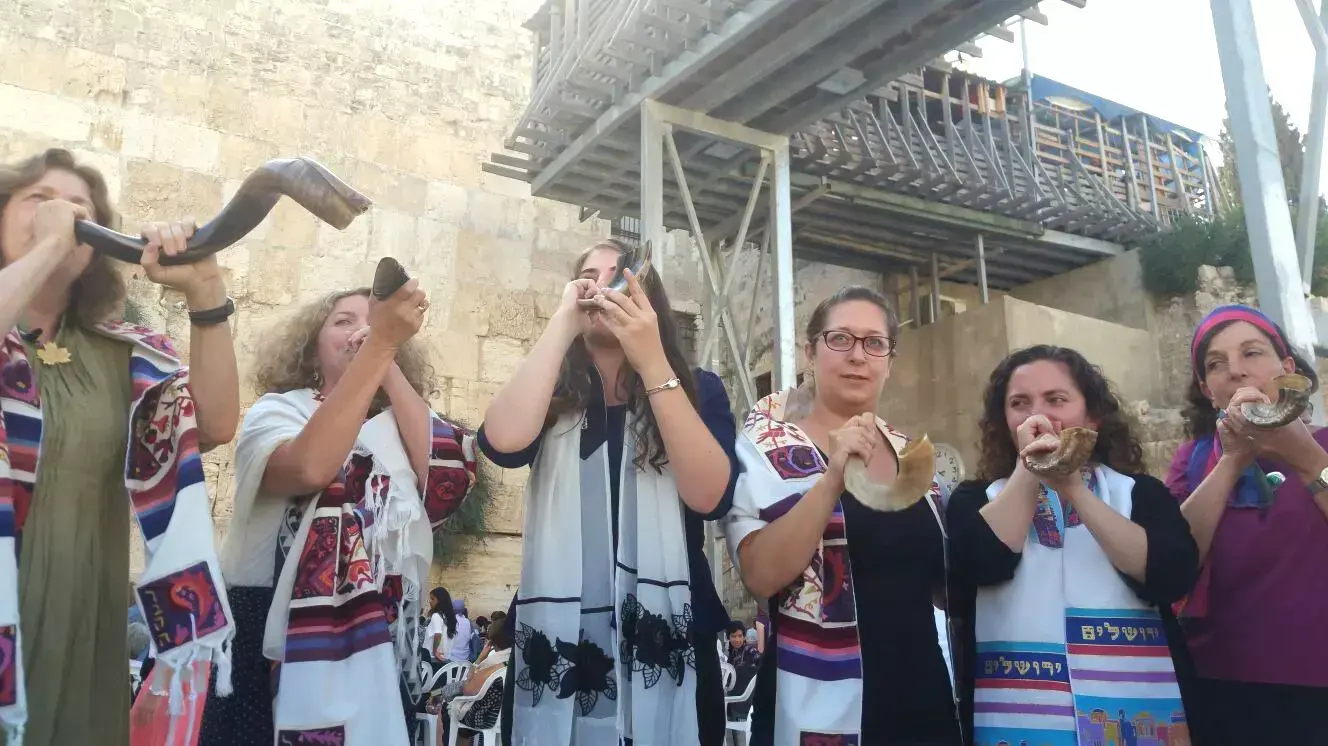 תפילת ראש חודש אלול של נשות ארגון "נשות הכותל" ברחבת הכותל המערבי, 16 באוגוסט 2015 תפילת ראש חודש אלול של נשות ארגון "נשות הכותל" ברחבת הכותל המערבי, 16 באוגוסט 2015
