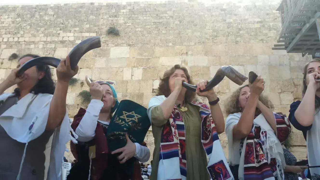 תפילת ראש חודש אלול של נשות ארגון "נשות הכותל" ברחבת הכותל המערבי, 16 באוגוסט 2015 תפילת ראש חודש אלול של נשות ארגון "נשות הכותל" ברחבת הכותל המערבי, 16 באוגוסט 2015
