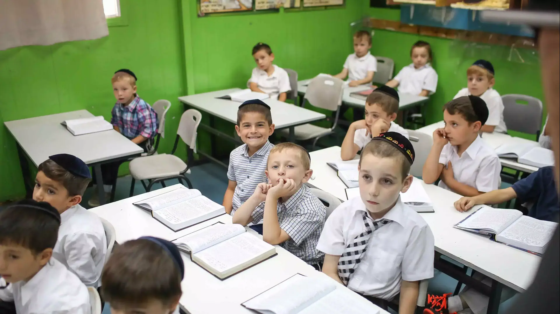 פתיחת שנת הלימודים החרדית בתלמוד תורה "דיברות משה" בשכונת הר נוף בירושלים, אוגוסט 2015 פתיחת שנת הלימודים החרדית בתלמוד תורה "דיברות משה" בשכונת הר נוף בירושלים, אוגוסט 2015