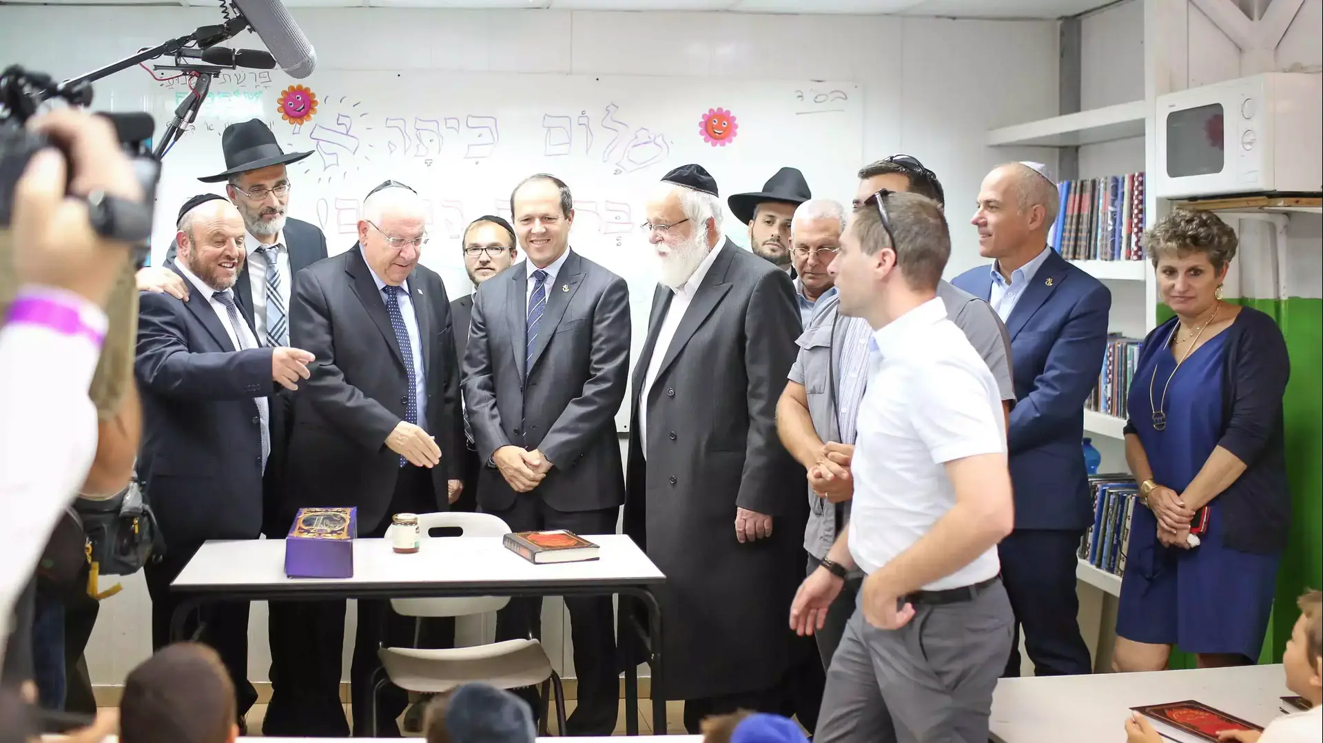 נשיא המדינה ראובן ריבלין וראש עיריית ירושלים, ניר ברקת בפתיחת שנת הלימודים החרדית בתלמוד תורה "דיברות משה" בשכונת הר נוף בירושלים, אוגוסט 2015 נשיא המדינה ראובן ריבלין וראש עיריית ירושלים, ניר ברקת בפתיחת שנת הלימודים החרדית בתלמוד תורה "דיברות משה" בשכונת הר נוף בירושלים, אוגוסט 2015