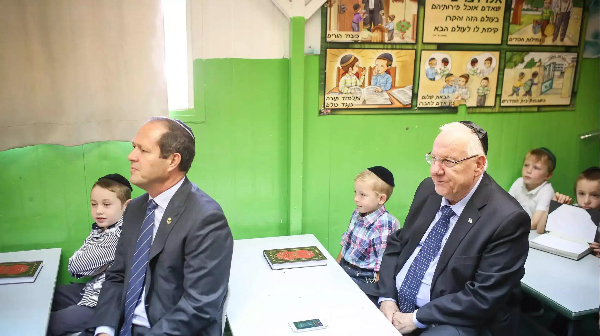 נשיא המדינה ראובן ריבלין וראש עיריית ירושלים, ניר ברקת בפתיחת שנת הלימודים החרדית בתלמוד תורה "דיברות משה" בשכונת הר נוף בירושלים, אוגוסט 2015 נשיא המדינה ראובן ריבלין וראש עיריית ירושלים, ניר ברקת בפתיחת שנת הלימודים החרדית בתלמוד תורה "דיברות משה" בשכונת הר נוף בירושלים, אוגוסט 2015