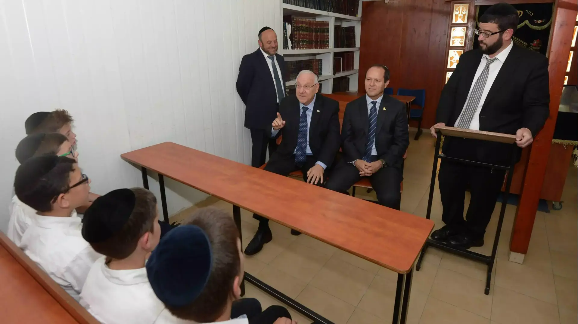 נשיא המדינה ראובן ריבלין בפתיחת שנת הלימודים החרדית בתלמוד תורה "דיברות משה" בשכונת הר נוף בירושלים, אוגוסט 2015 נשיא המדינה ראובן ריבלין בפתיחת שנת הלימודים החרדית בתלמוד תורה "דיברות משה" בשכונת הר נוף בירושלים, אוגוסט 2015