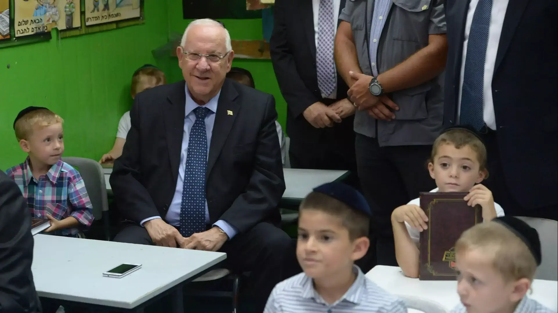 נשיא המדינה ראובן ריבלין בפתיחת שנת הלימודים החרדית בתלמוד תורה "דיברות משה" בשכונת הר נוף בירושלים, אוגוסט 2015 נשיא המדינה ראובן ריבלין בפתיחת שנת הלימודים החרדית בתלמוד תורה "דיברות משה" בשכונת הר נוף בירושלים, אוגוסט 2015