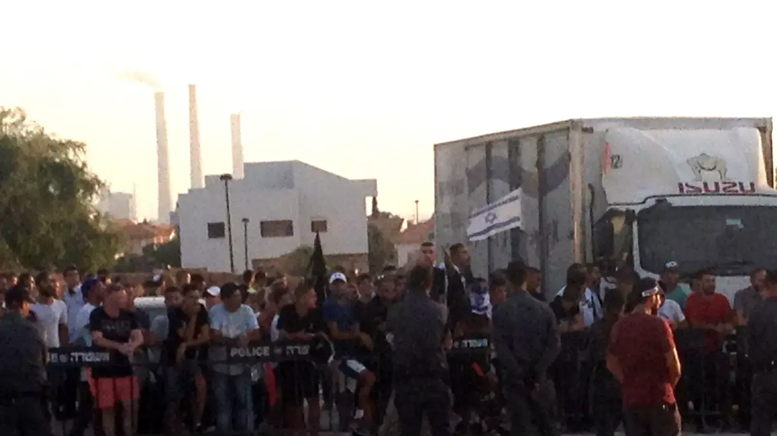 הפגנה מחוץ לבי"ח ברזילי למען העציר שובת רעב, 16 באוגוסט 2015 הפגנה מחוץ לבי"ח ברזילי למען העציר שובת רעב, 16 באוגוסט 2015