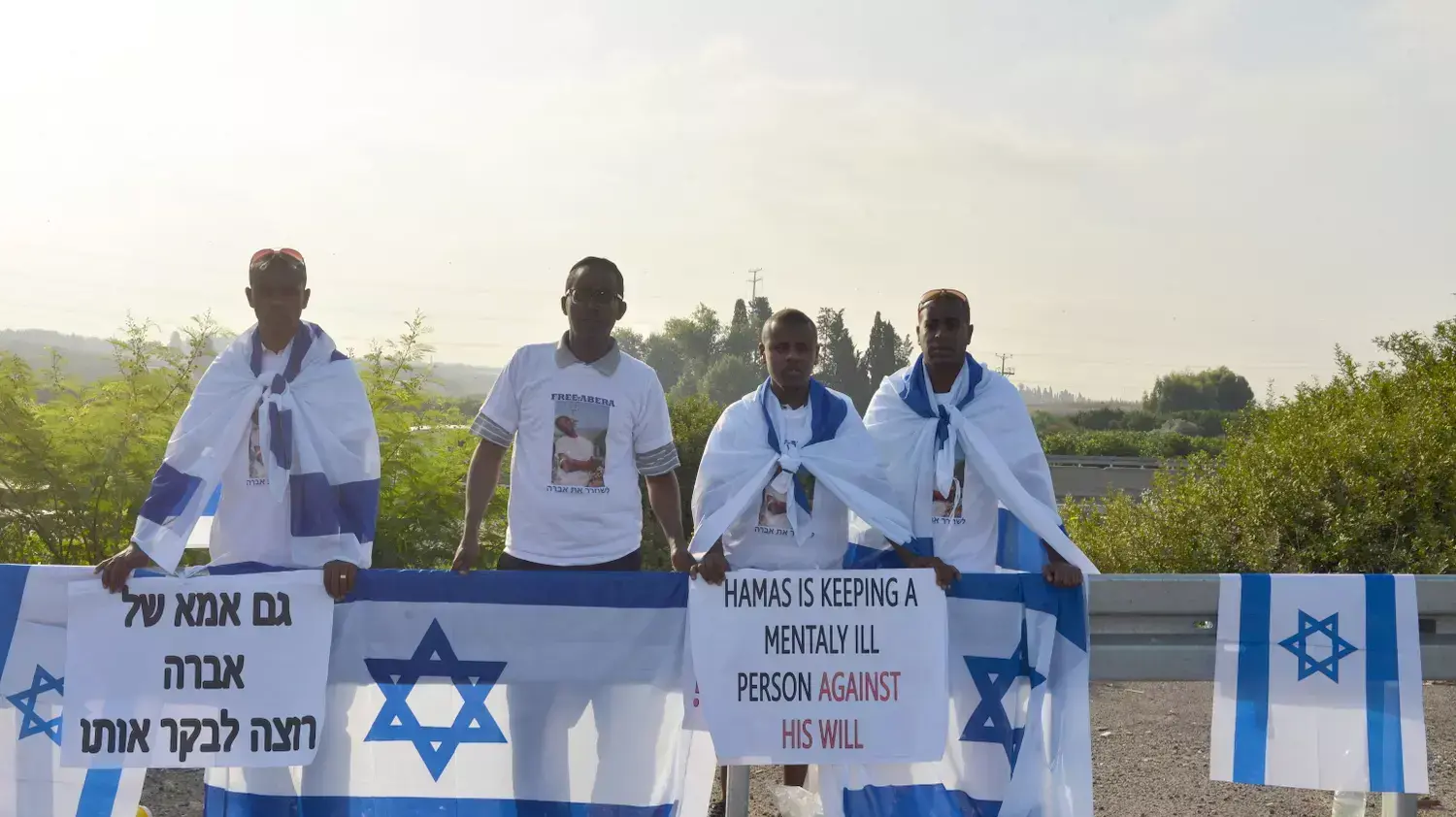 אחיו של מנגיסטו ופעילים חברתיים  מפגינים מול כלא הדרים בשעת הביקור של אסירים פלשתינים ביטחוניים, אוגוסט 2015