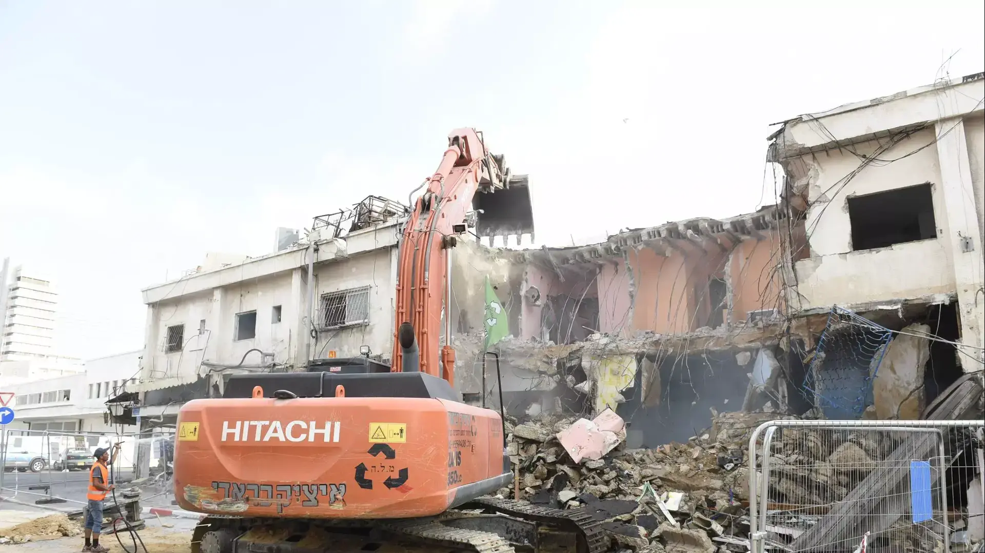 הריסת הבניין ברחוב פין 1, תל אביב. אוגוסט 2015 הריסת הבניין ברחוב פין 1, תל אביב. אוגוסט 2015