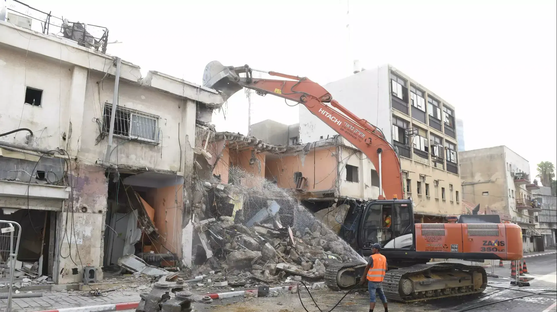 הריסת הבניין ברחוב פין 1, תל אביב. אוגוסט 2015 הריסת הבניין ברחוב פין 1, תל אביב. אוגוסט 2015