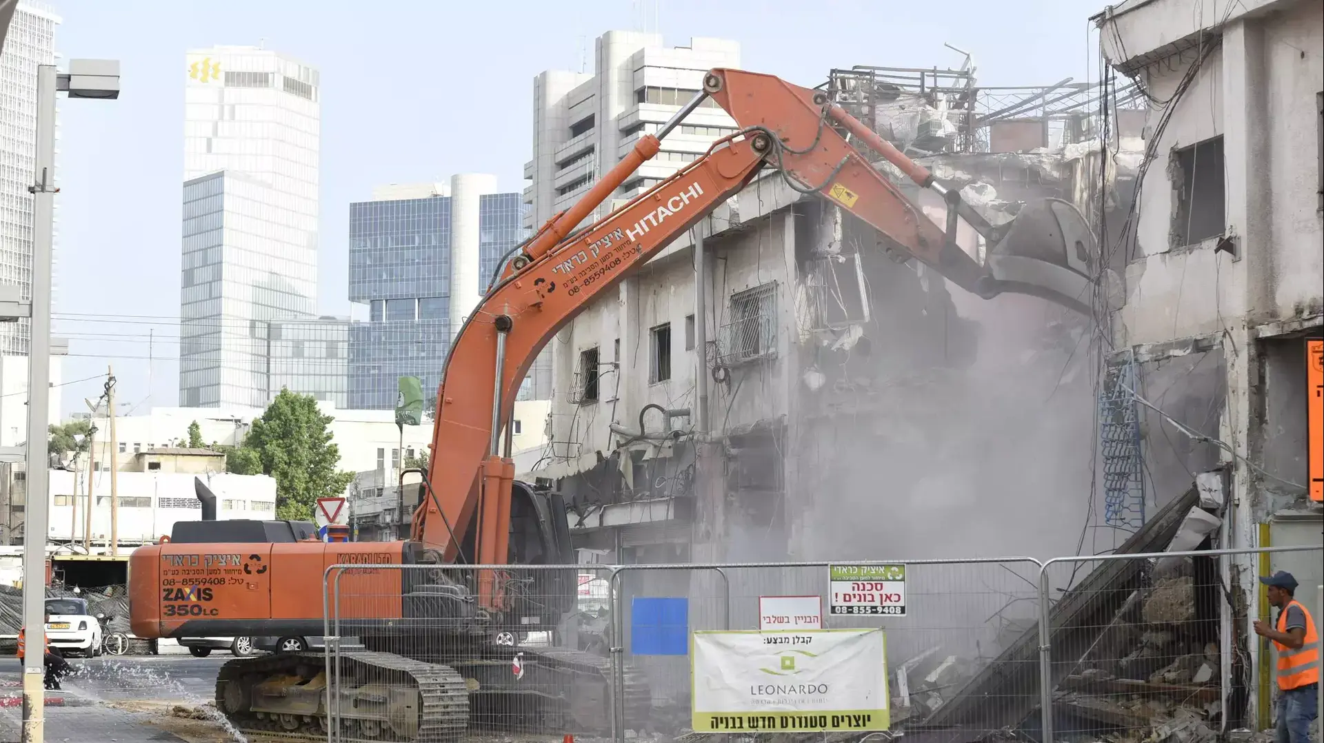 הריסת הבניין ברחוב פין 1, תל אביב. אוגוסט 2015 הריסת הבניין ברחוב פין 1, תל אביב. אוגוסט 2015