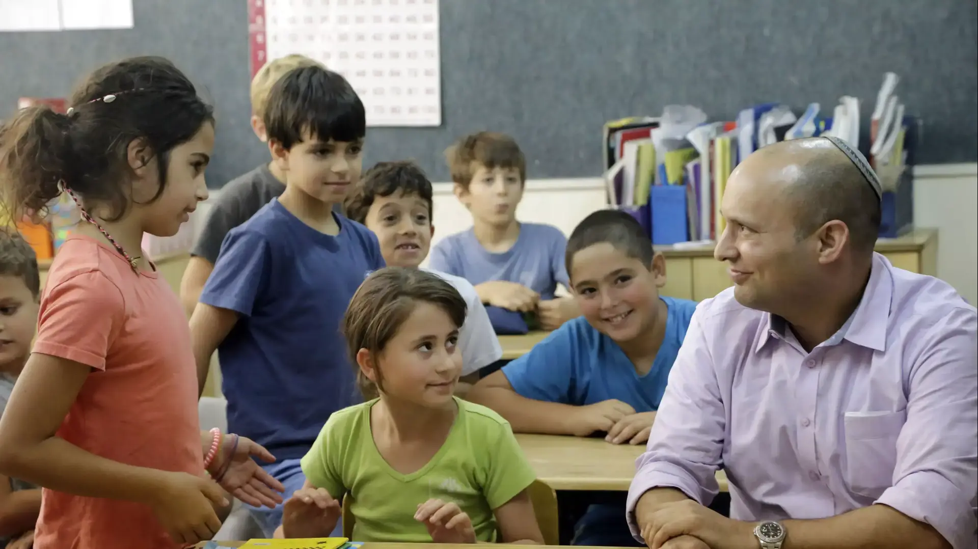 שר החינוך נפתלי בנט במפגש עם תלמידים שר החינוך נפתלי בנט במפגש עם תלמידים