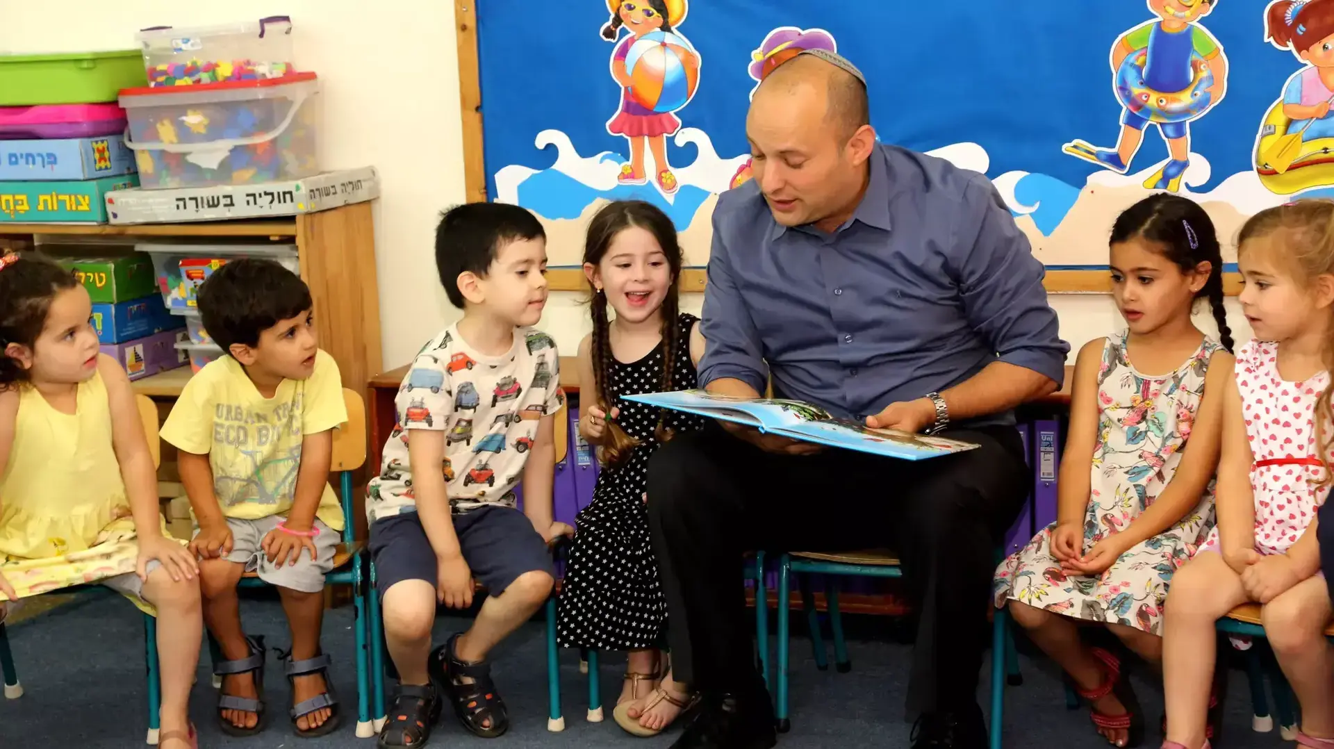 שר החינוך נפתלי בנט במפגש עם תלמידים שר החינוך נפתלי בנט במפגש עם תלמידים