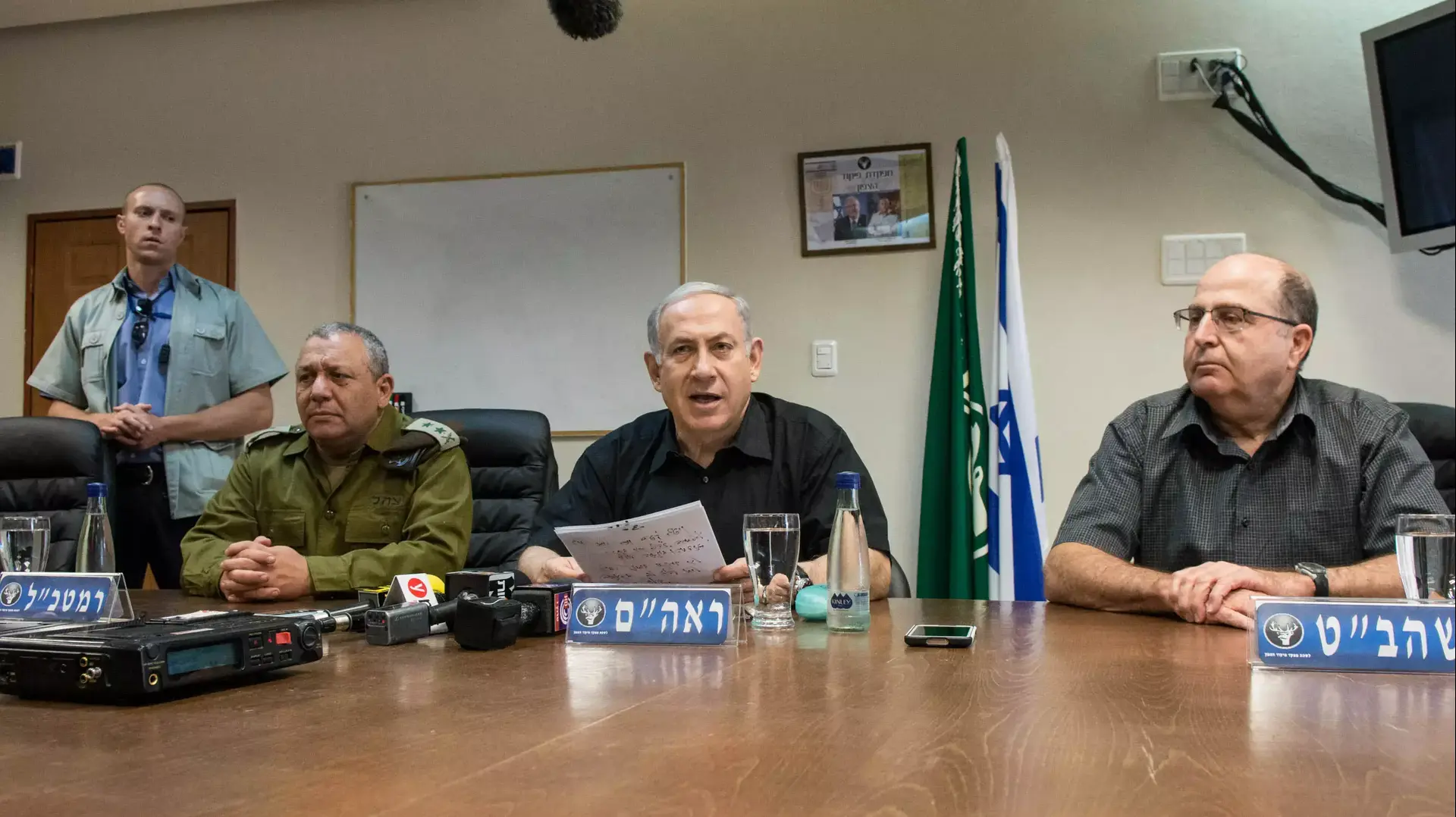 רוה"מ בנימין נתניהו, שר הביטחון משה יעלון והרמטכ"ל גדי אייזנקוט בביקור בפיקוד צפון