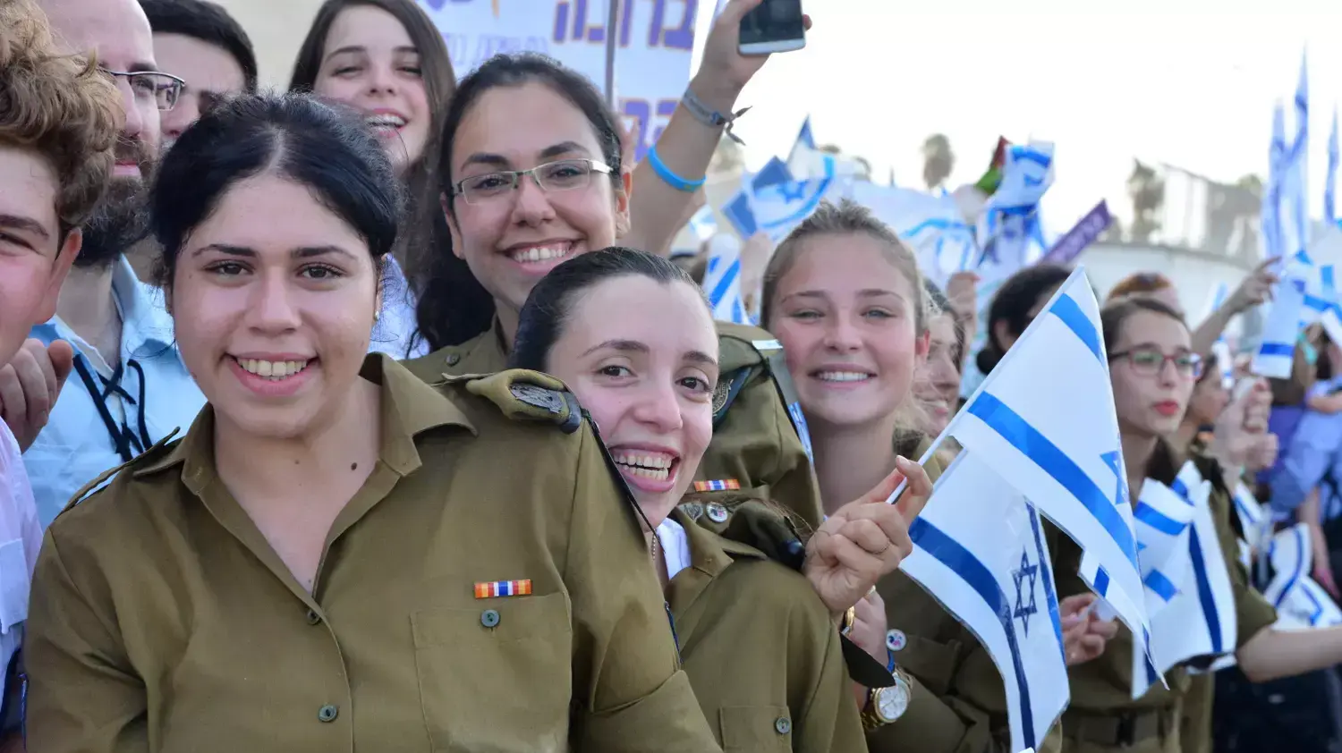 ממתינים לעולים חדשים מארה"ב בשדה התעופה בן גוריון, אוגוסט 2015 ממתינים לעולים חדשים מארה"ב בשדה התעופה בן גוריון, אוגוסט 2015