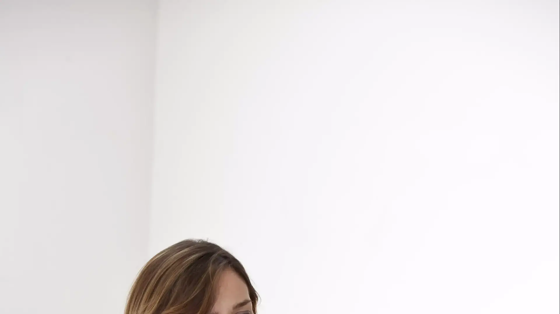 אישה בהיריון סוחבת אישה בהיריון סוחבת
