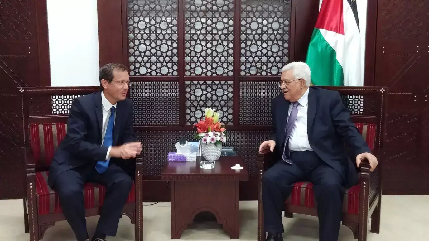 יו"ר האופוזיציה יצחק הרצוג נפגש עם יו"ר הרשות הפלסטינית אבו מאזן 18 אוגוסט 2015 יו"ר האופוזיציה יצחק הרצוג נפגש עם יו"ר הרשות הפלסטינית אבו מאזן 18 אוגוסט 2015