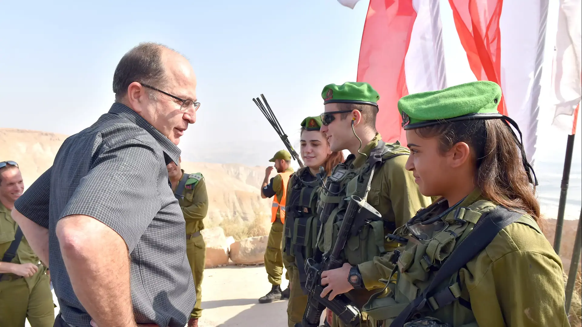 שר הביטחון, משה (בוגי) יעלון, מביקורו בגדוד המעורב "אריות הירדן" בבקעת הירדן, יום רביעי, 19.08.15 שר הביטחון, משה (בוגי) יעלון, מביקורו בגדוד המעורב "אריות הירדן" בבקעת הירדן, יום רביעי, 19.08.15
