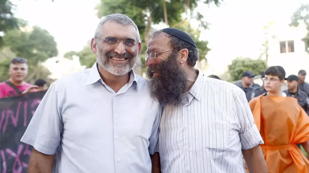 ברוך מרזל ומיכאל בן ארי במחאה נגד ההתערבות השלישית של בג"צ בחוק המסתננים, אוגוסט 2015 ברוך מרזל ומיכאל בן ארי במחאה נגד ההתערבות השלישית של בג"צ בחוק המסתננים, אוגוסט 2015