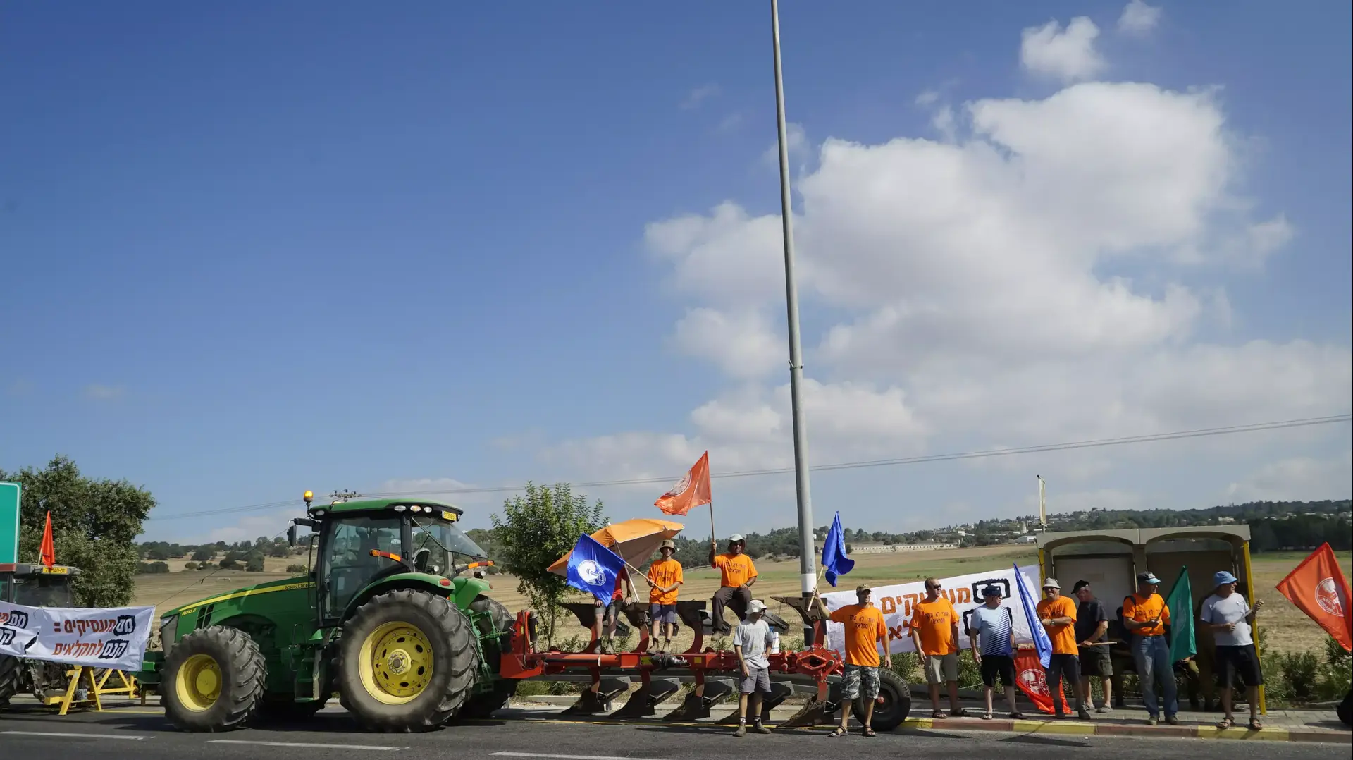 הפגנת חקלאים על הסעיפים החקלאיים שצפויים להיכנס לחוק ההסדרים, צומת אלונים, 20 באוגוסט 2015 הפגנת חקלאים על הסעיפים החקלאיים שצפויים להיכנס לחוק ההסדרים, צומת אלונים, 20 באוגוסט 2015
