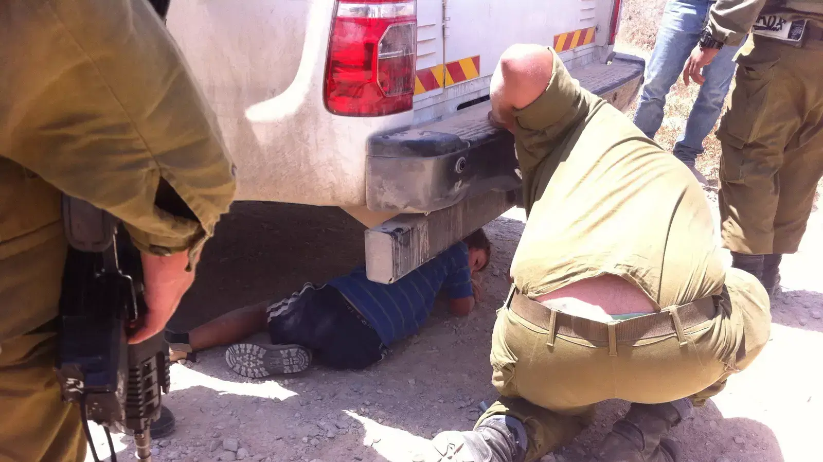 מתנחלים מונעים ממדריכים של שוברים שתיקה לצאת מהתצפית במצפה יאיר בדרום הר חברון. אוגוסט 2015 מתנחלים מונעים ממדריכים של שוברים שתיקה לצאת מהתצפית במצפה יאיר בדרום הר חברון. אוגוסט 2015