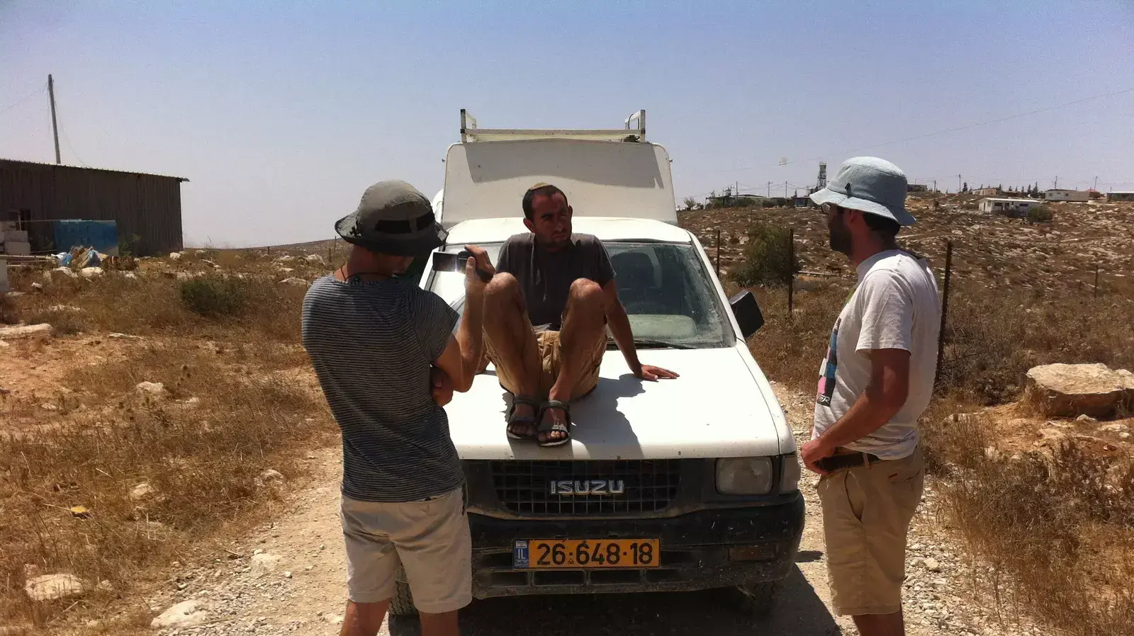 מתנחלים מונעים ממדריכים של שוברים שתיקה לצאת מהתצפית במצפה יאיר בדרום הר חברון. אוגוסט 2015 מתנחלים מונעים ממדריכים של שוברים שתיקה לצאת מהתצפית במצפה יאיר בדרום הר חברון. אוגוסט 2015