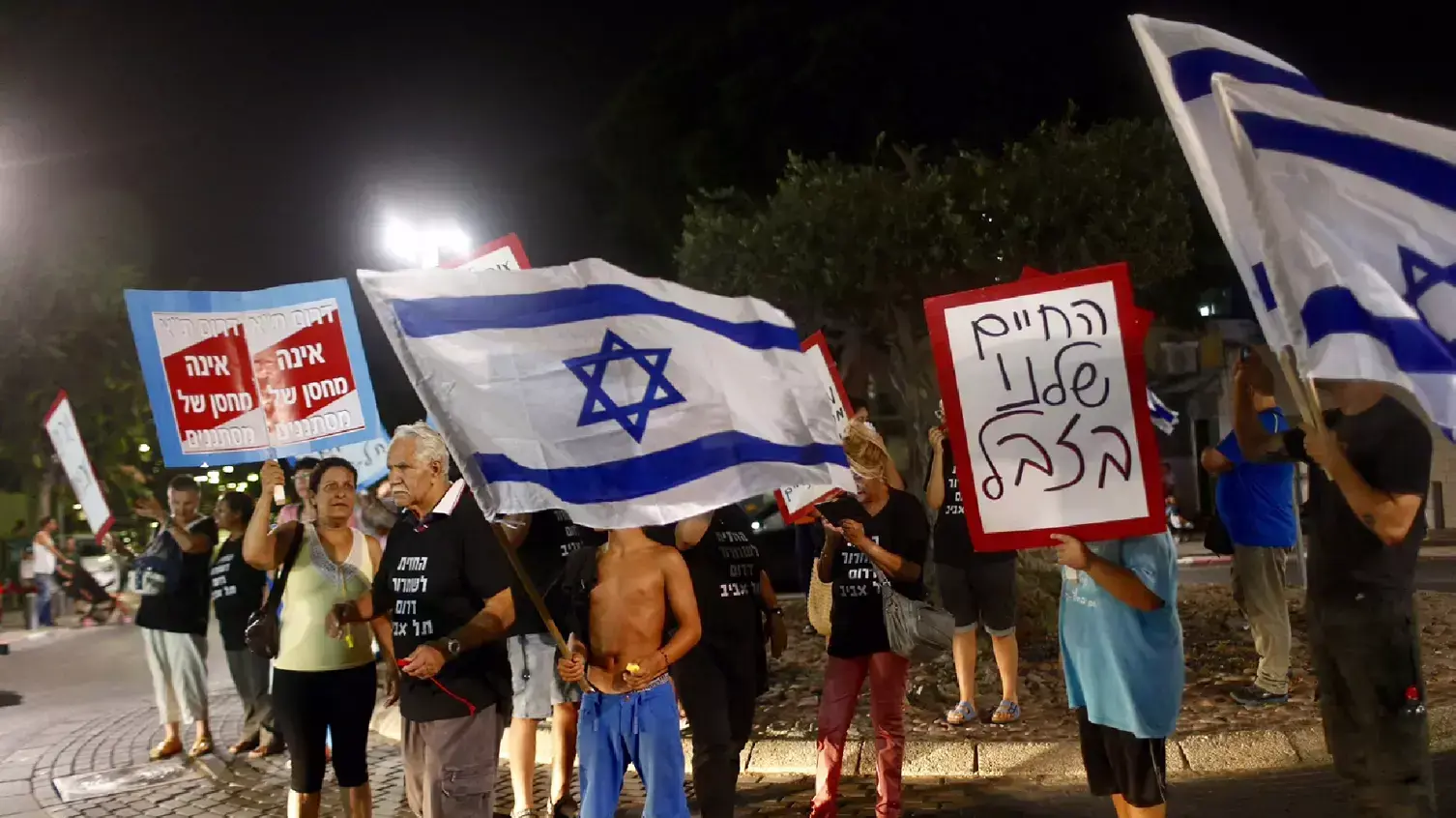 כ50 מפגינים תושבי תל אביב נגד נוכחות המסתננים ומדיניות בג"ץ, אוגוסט 2015 כ50 מפגינים תושבי תל אביב נגד נוכחות המסתננים ומדיניות בג"ץ, אוגוסט 2015