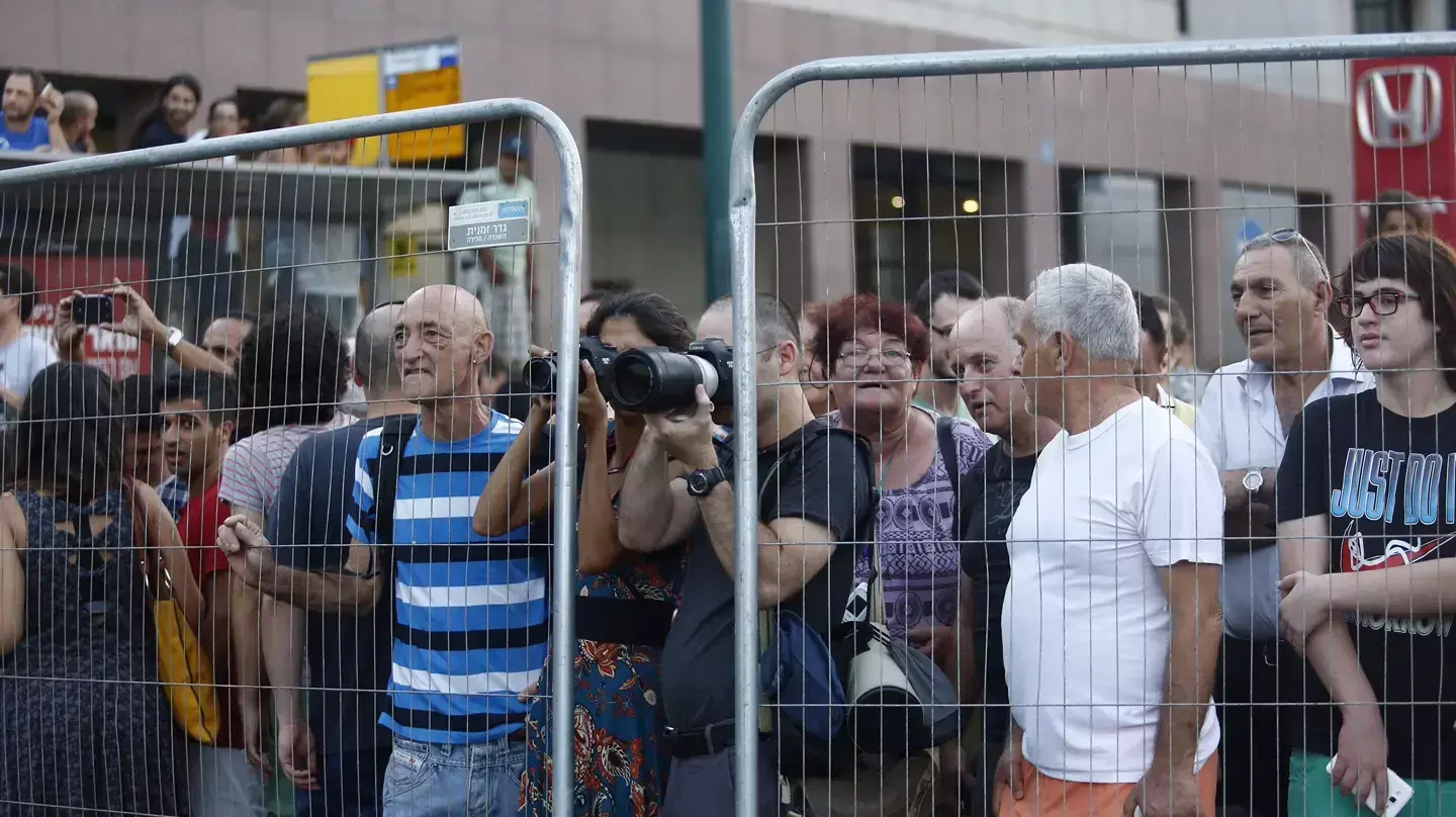 סקרנים מגיעים לצפות בפיצוץ גשר מעריב ב5 לפנות בוקר, 21 באוגוסט 2015 סקרנים מגיעים לצפות בפיצוץ גשר מעריב ב5 לפנות בוקר, 21 באוגוסט 2015