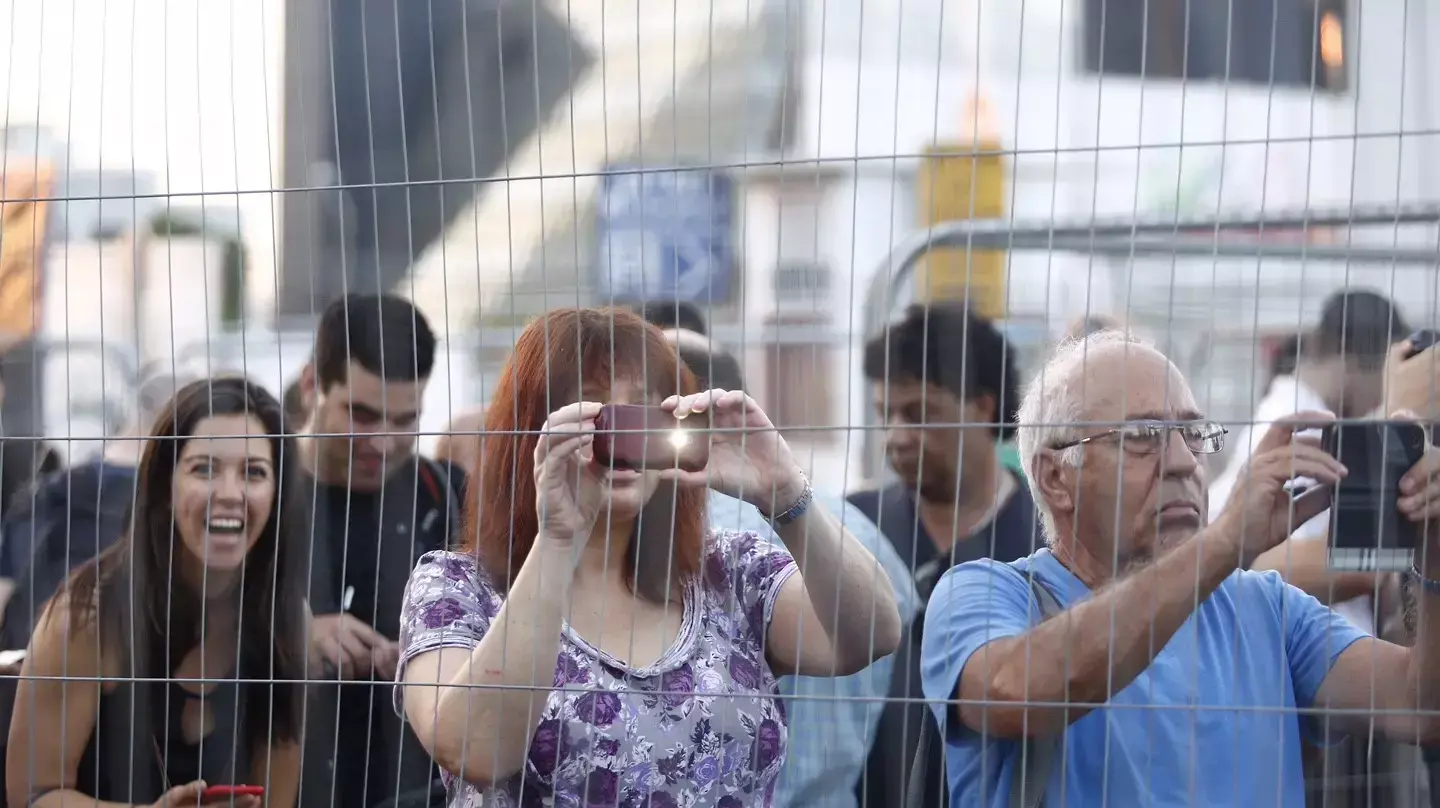 תושבי תל אביב מגיעים לצפות בפיצוץ גשר מעריב ב5 לפנות בוקר, 21 באוגוסט 2015 תושבי תל אביב מגיעים לצפות בפיצוץ גשר מעריב ב5 לפנות בוקר, 21 באוגוסט 2015