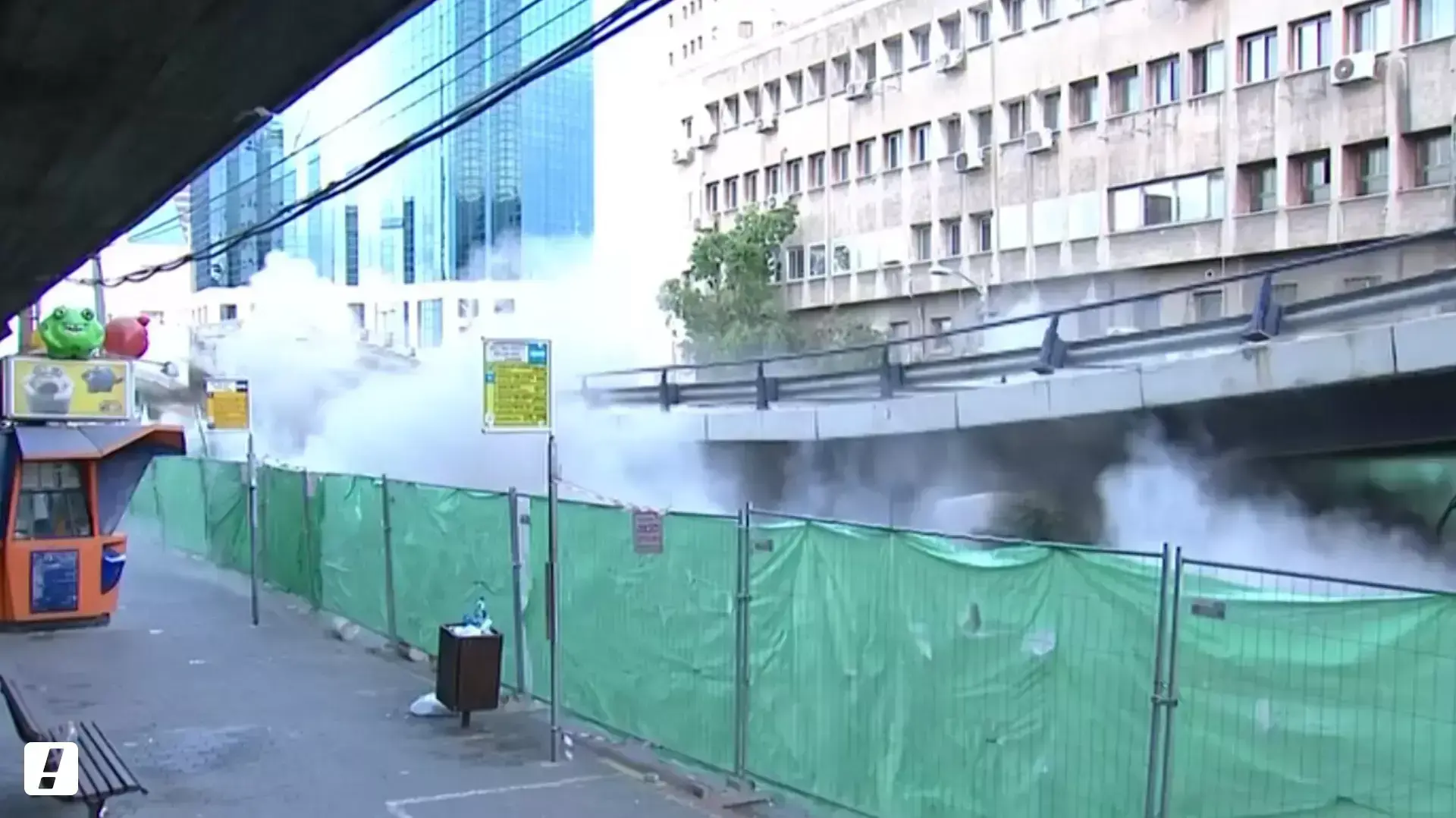 גשר מעריב פוצץ וקרס בתוך חמש שניות לעיניהם של מאות סקרנים