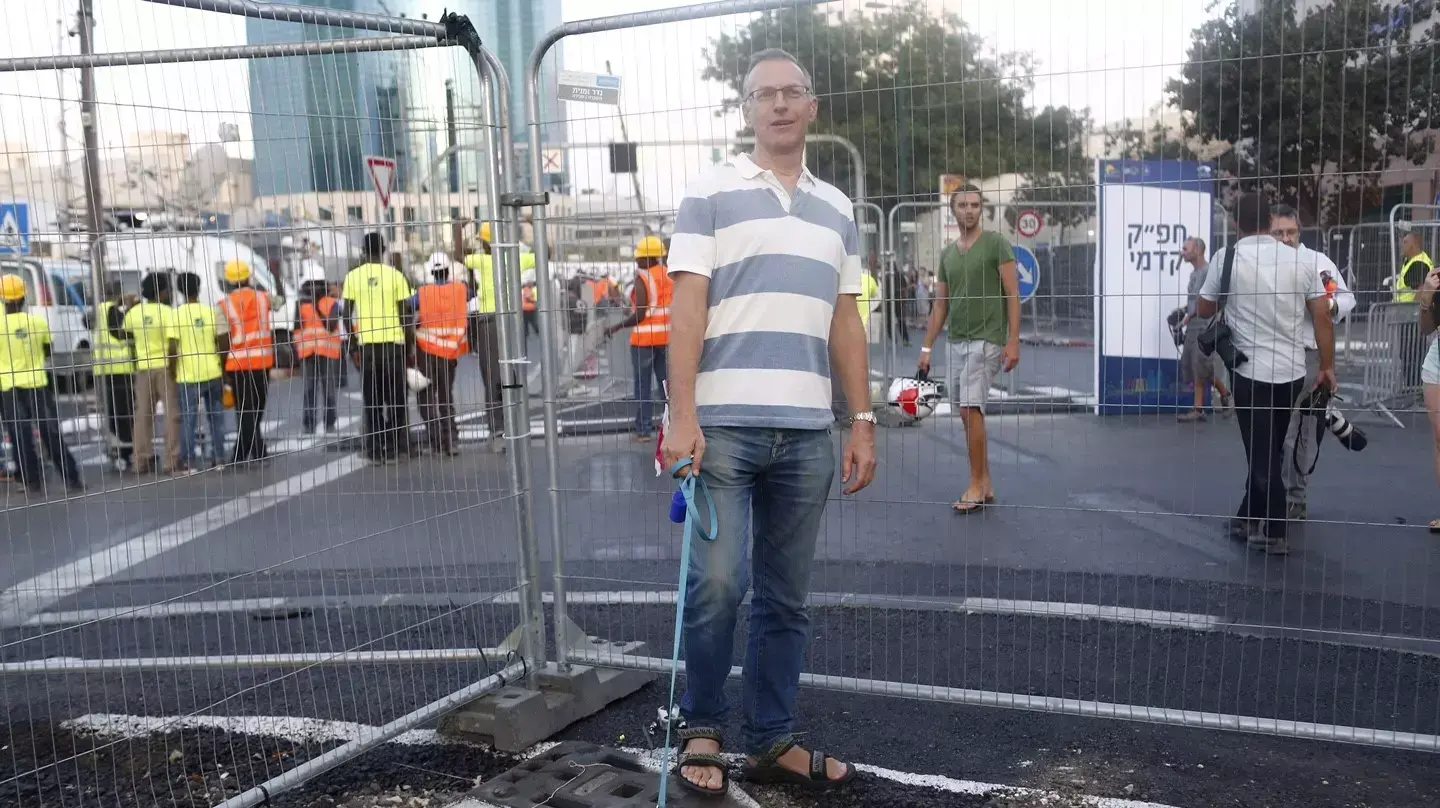 גרי מתל אביב מגיע עם הכלב שלו לצפות בפיצוץ גשר מעריב, 21 באוגוסט 2015 גרי מתל אביב מגיע עם הכלב שלו לצפות בפיצוץ גשר מעריב, 21 באוגוסט 2015