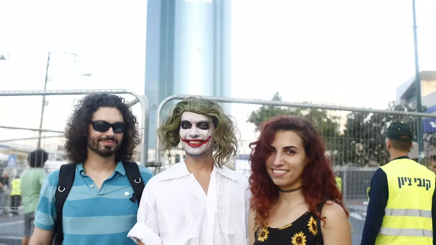 מרגרט אוגוזבוב (מימין), הגיעה לצפות בפיצוץ גשר מעריב, 21 באוגוסט 2015