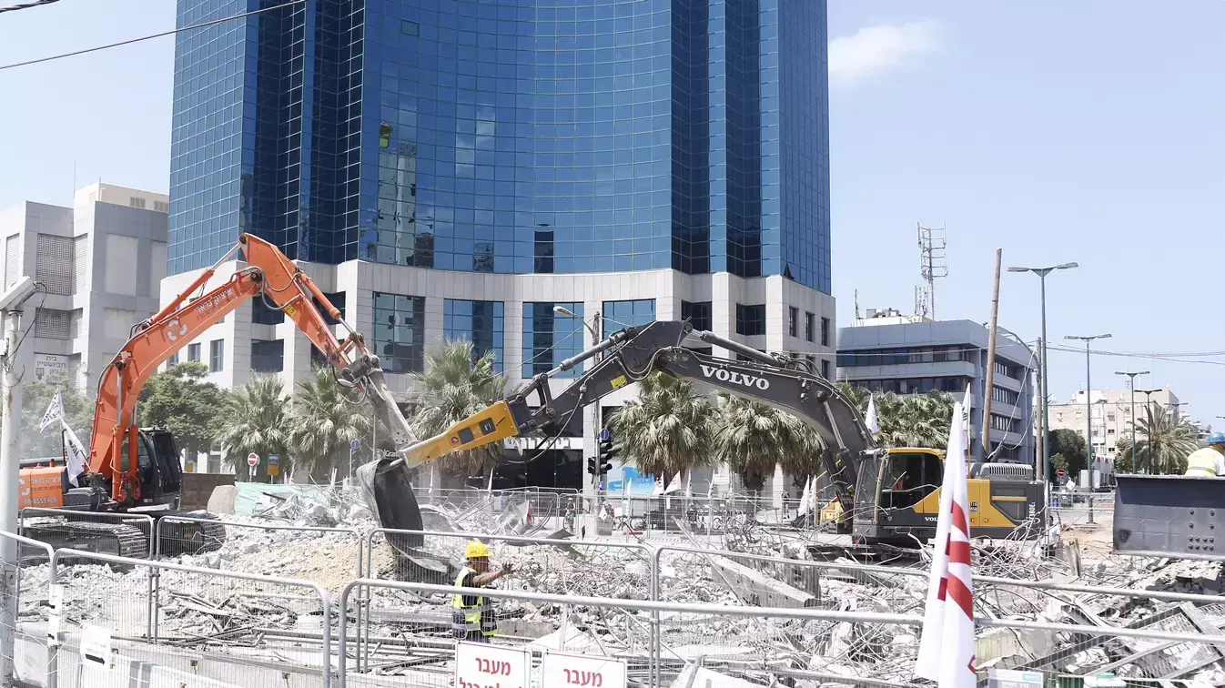 פירוק גשר מעריב בתל אביב 21 באוגוסט 2015 פירוק גשר מעריב בתל אביב 21 באוגוסט 2015