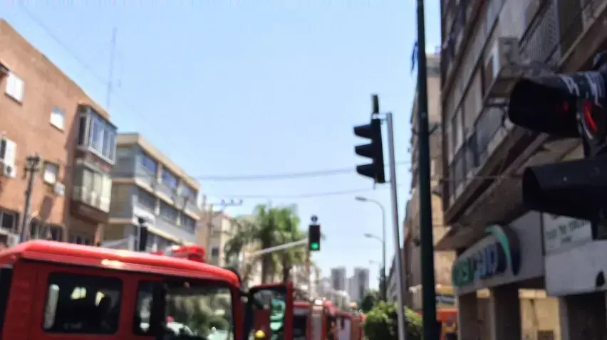 צוותי כיבוי פועלים לכיבוי שריפות במקלטים של בנייני מגורים בגבעתיים 21 באוגוסט 2015 צוותי כיבוי פועלים לכיבוי שריפות במקלטים של בנייני מגורים בגבעתיים 21 באוגוסט 2015
