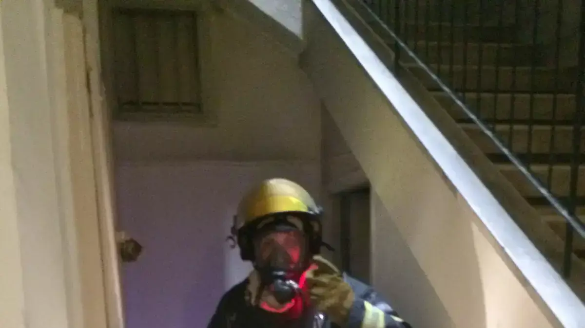 צוותי כיבוי פועלים לכיבוי שריפות במקלטים של בנייני מגורים בגבעתיים 21 באוגוסט 2015 צוותי כיבוי פועלים לכיבוי שריפות במקלטים של בנייני מגורים בגבעתיים 21 באוגוסט 2015