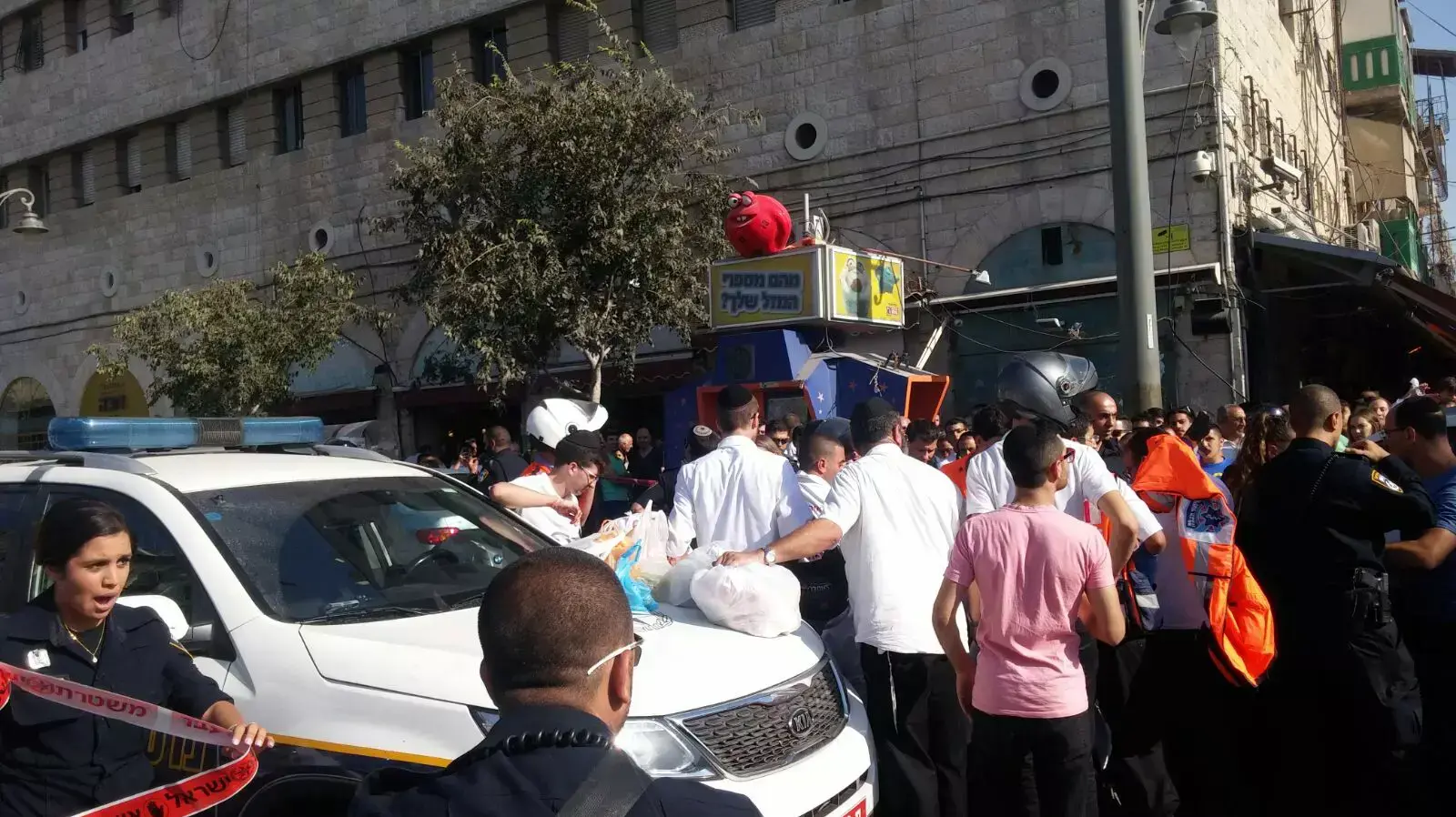 ערבי ניסה לחטוף נשק מחייל ונורה בשוק מחנה יהודה שבירושלים, אוגוסט 2015 ערבי ניסה לחטוף נשק מחייל ונורה בשוק מחנה יהודה שבירושלים, אוגוסט 2015