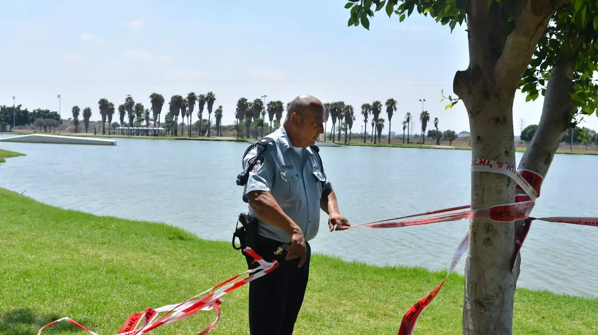 גופת גבר נמשתה מפארק באגם דרום בתל אביב, אוגוסט 2015 גופת גבר נמשתה מפארק באגם דרום בתל אביב, אוגוסט 2015