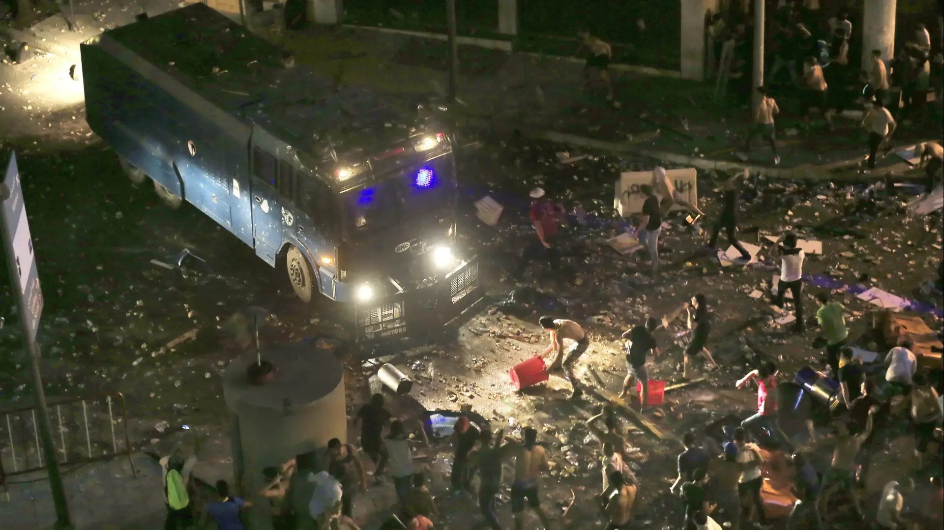 מפגינים נגד הממשלה בביירות, אוגוסט 2015 מפגינים נגד הממשלה בביירות, אוגוסט 2015